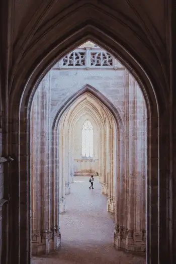 vertical-shot-arch-shaped-hallways-old-building